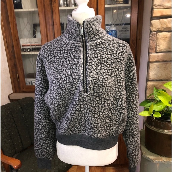 EXPRESS SIZE SMALL PETITE GRAY AND BLACK FLEECE PULLOVER WITH HALF ZIPPER. - Picture 2 of 4